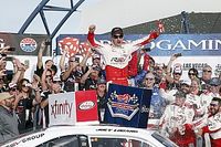 Logano segura Larson em Las Vegas e vence pela Xfinity