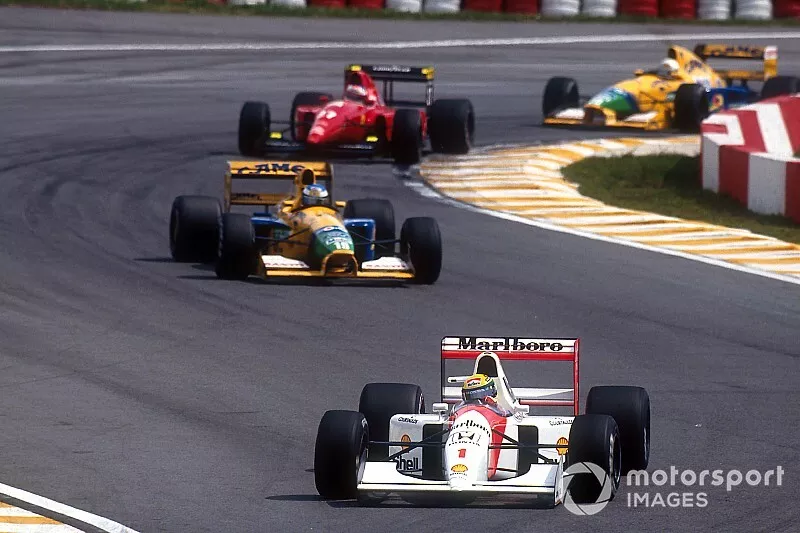 Ayrton Senna, McLaren MP4/7A Honda devant Michael Schumacher, Benetton B191B Ford, Jean Alesi, Ferrari F92A et Martin Brundle, Benetton B191B Ford