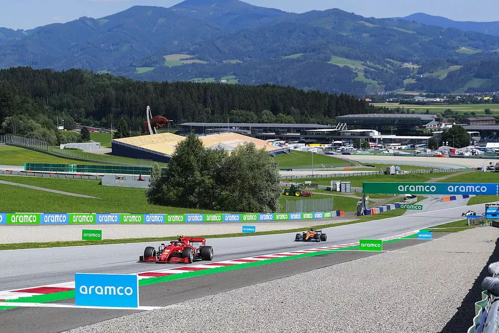 Charles Leclerc, Ferrari SF1000, en Carlos Sainz Jr., McLaren MCL35