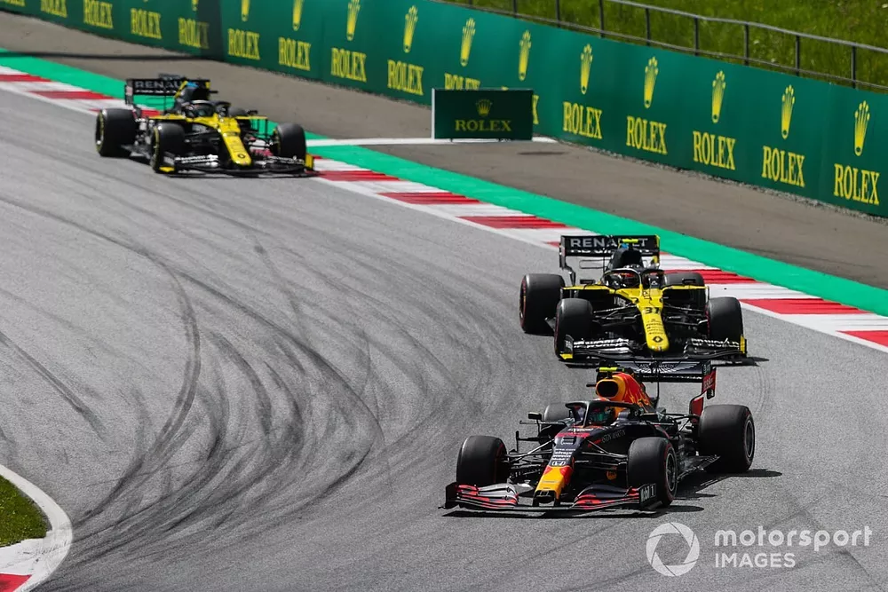 Alex Albon, Red Bull Racing RB16, leads Esteban Ocon, Renault F1 Team R.S.20, and Daniel Ricciardo, Renault F1 Team R.S.20
