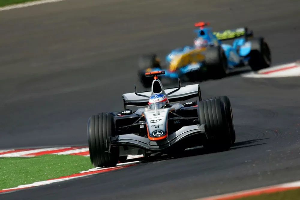 Kimi Raikkonen, McLaren Mercedes MP4-20 Fernando Alonso, Renault R25
