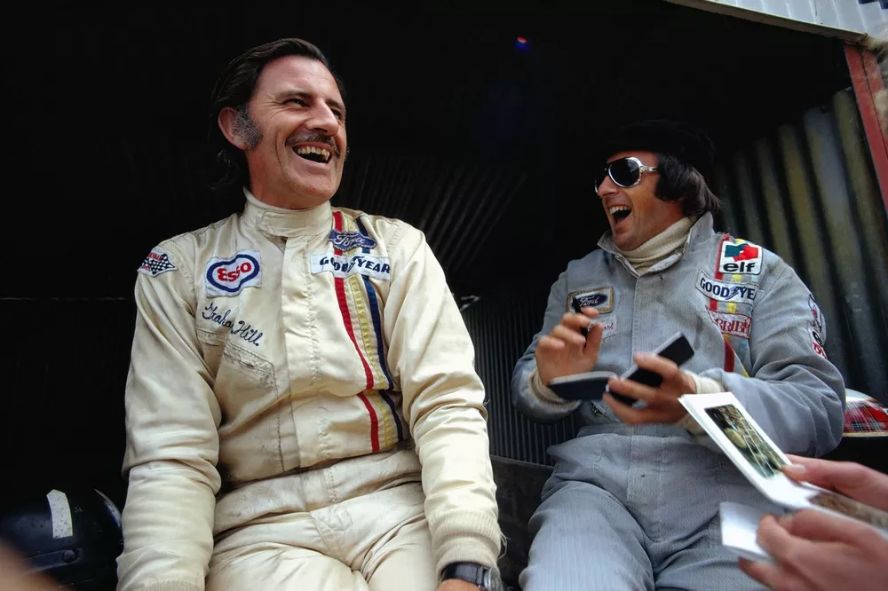 Graham Hill comparte un chiste con Jackie Stewart durante la pr&aacute;ctica