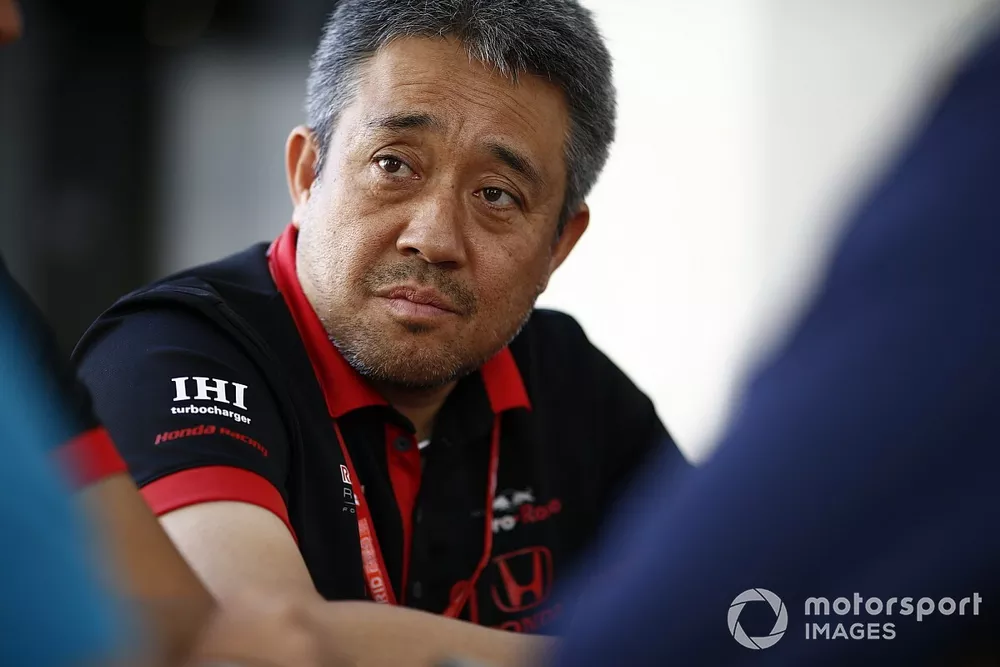 Masashi Yamamoto, algemeen manager Honda Motorsport, met de media