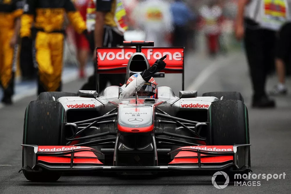 Yarış galibi Jenson Button, McLaren MP4/25