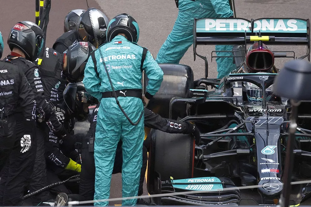 Valtteri Bottas, Mercedes W12, bloqu&eacute; dans les stands avant son abandon