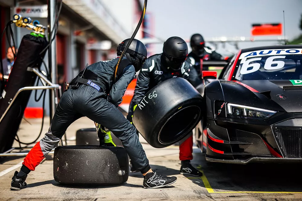 Marius Zug, Attempto Racing Audi R8 LMS GT3, pitstop