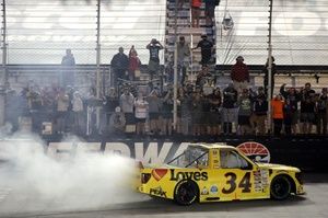 NASCAR Truck: Riggs se recupera de rodada e vence corrida em Bristol; Motorsport.com transmitiu etapa