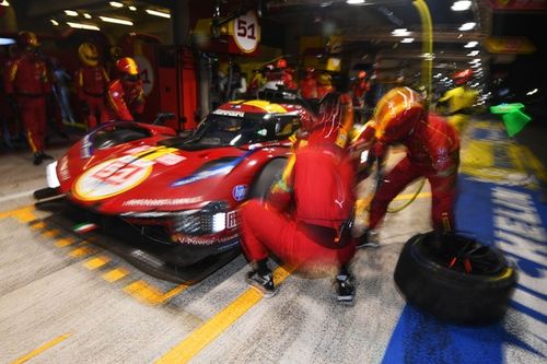 24H Le Mans 2025: Pinchazos y Safety Car, Porsche por delante de Toyota