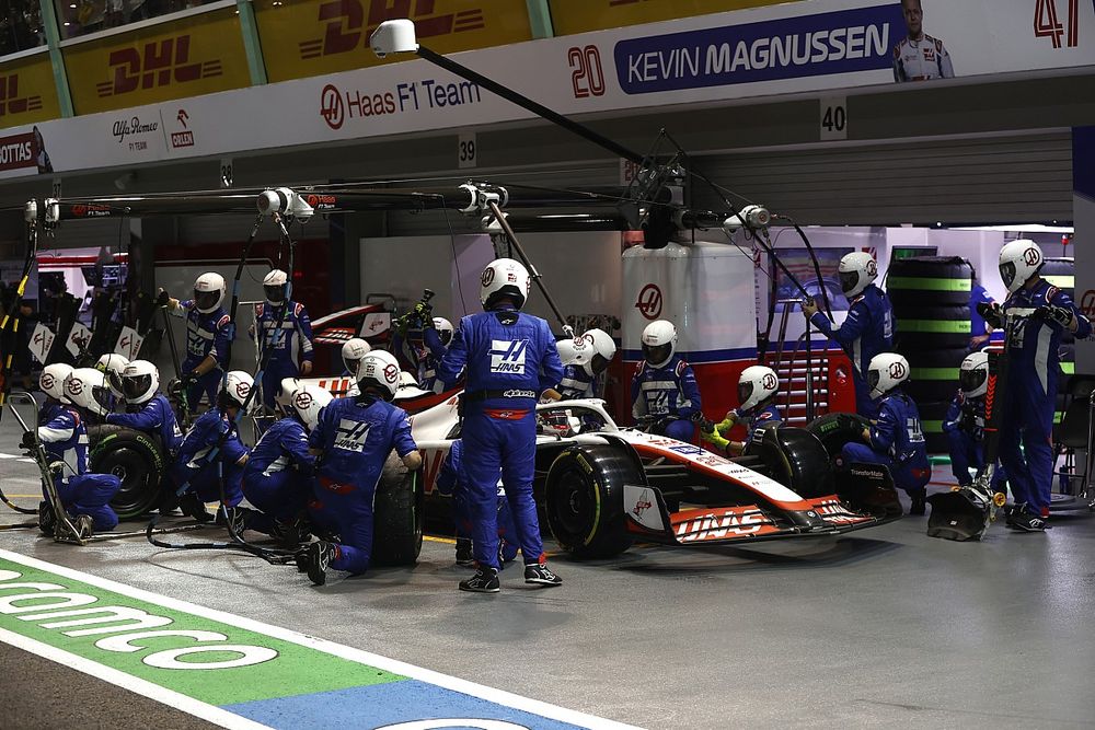 Kevin Magnussen, Haas VF-22, hace una parada