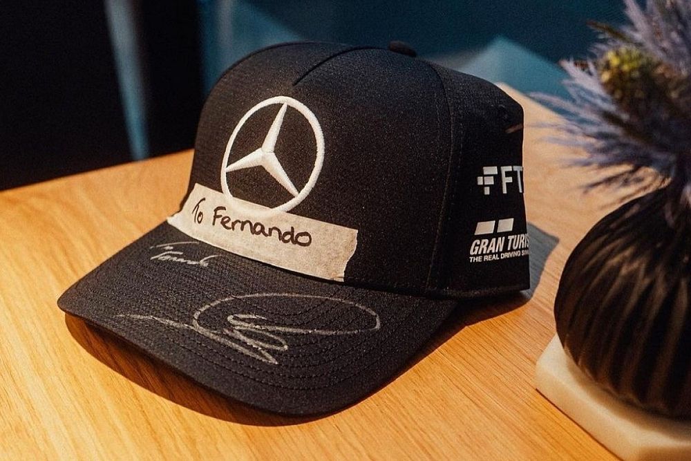 Gorra de Mercedes "para Fernando" Alonso
