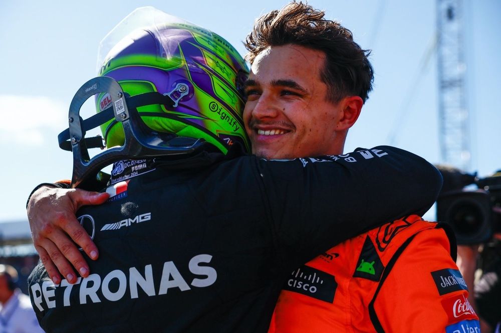 Ganador Lewis Hamilton, Mercedes F1 W15 con Lando Norris, del equipo McLaren F1 Team.