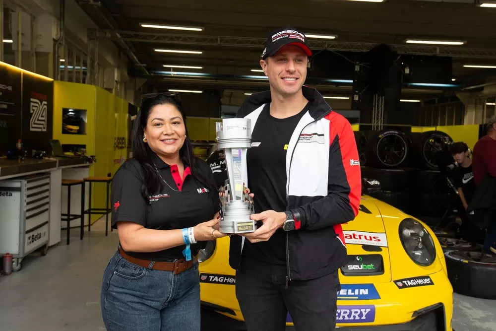 Mar&ccedil;al Muller trof&eacute;u Mobil
