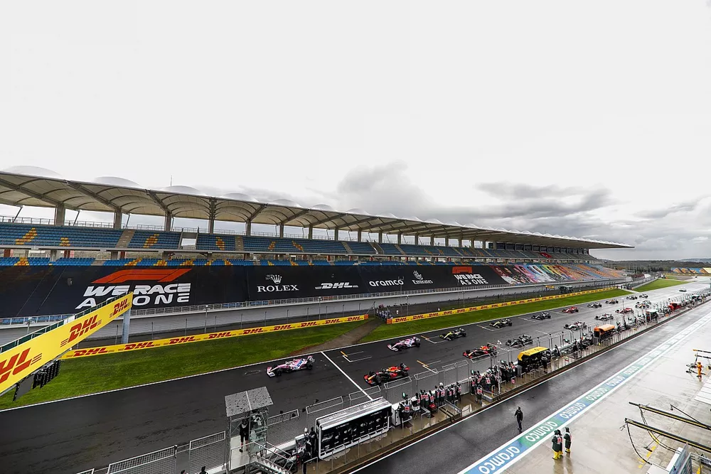 Lance Stroll, Racing Point RP20, the field away at the start