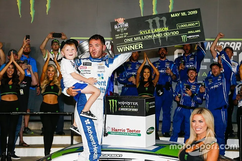1. Kyle Larson, Chip Ganassi Racing, Chevrolet Camaro Advent Health, mit Sohn Owen