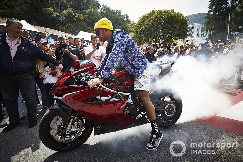 Lewis Hamilton, Mercedes AMG F1 llega en moto al paddock