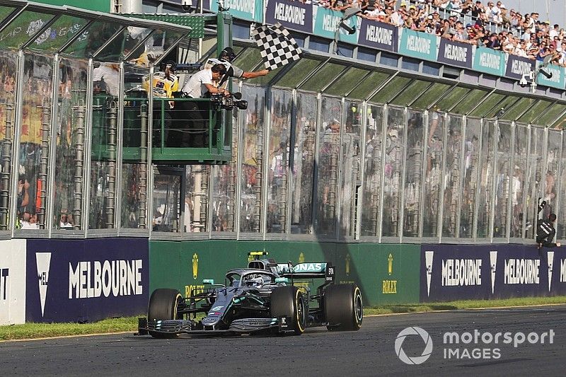 Le vainqueur Valtteri Bottas, Mercedes AMG W10 franchit la ligne d'arrivée