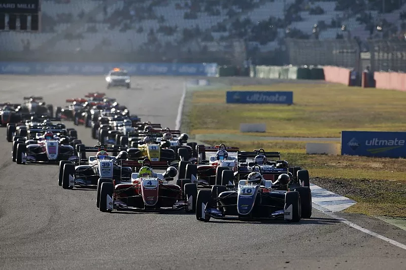 Robert Shwartzman, PREMA Theodore Racing Dallara F317 - Mercedes-Benz leads