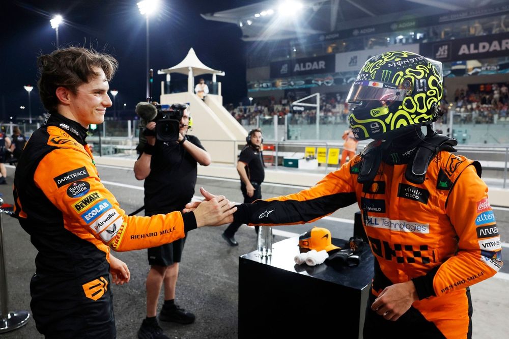 Oscar Piastri, McLaren F1 Team, y Lando Norris, McLaren F1 Team, se saludan tras la clasificación