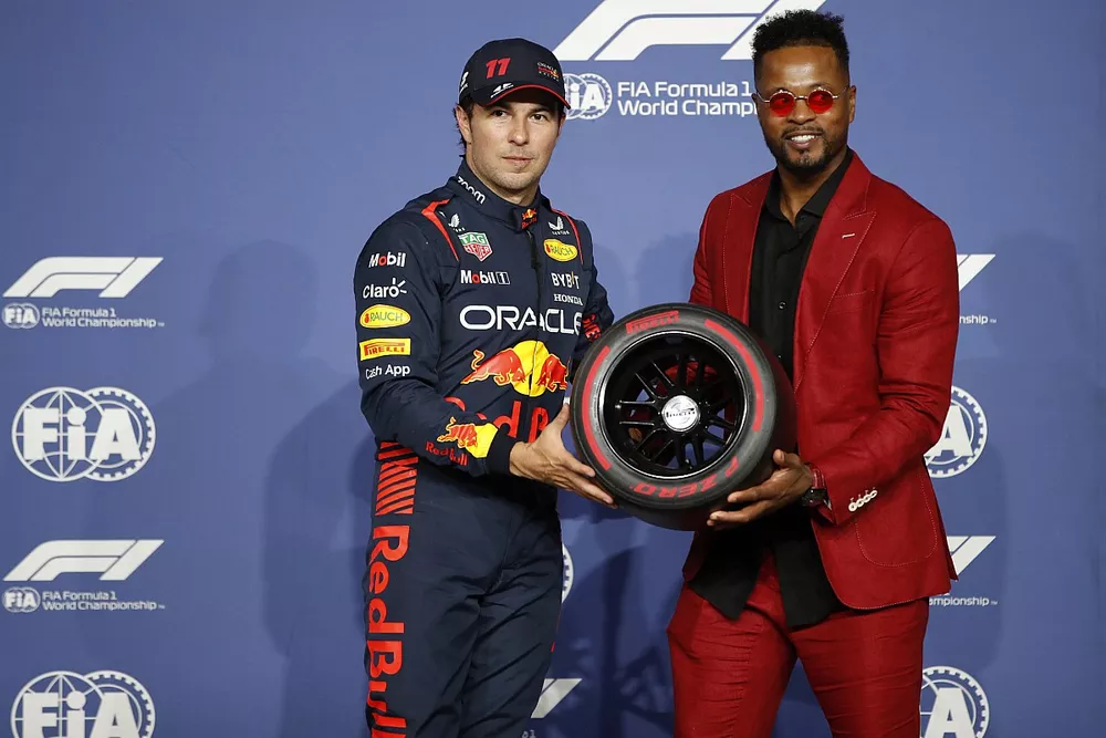Sergio Pérez, Red Bull Racing, recibe el Premio Pirelli a la Pole Position de manos del ex futbolista internacional Patrice Evra.