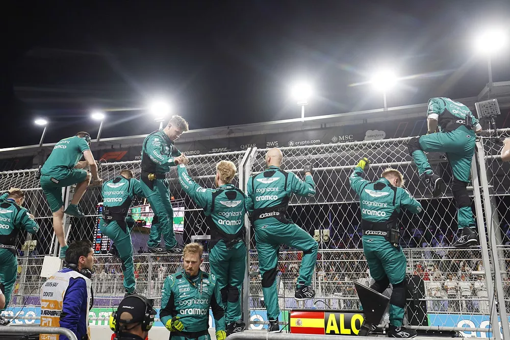 Los mec&aacute;nicos de Aston Martin celebran desde el muro el podio de Fernando Alonso, Aston Martin AMR23, tercero en Arabia Saud&iacute;
