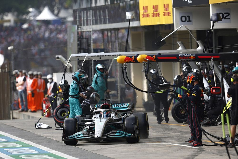 George Russell, Mercedes W13, leaves his pit box