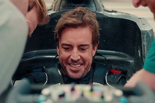 Vídeo: primeros días de Alonso en Aston Martin; ¡ya prueba el simulador!