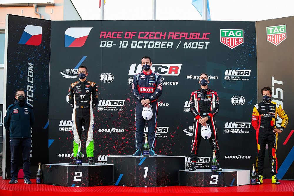 Podio: Ganador de la carrera Norbert Michelisz, BRC Hyundai N LUKOIL Squadra Corse Hyundai Elantra N TCR, segundo lugar Mikel Azcona, Zengo Motorsport CUPRA León Competición, tercer lugar Esteban Guerrieri, ALL-INKL.COM Münnich Motorsport Honda Civic Type R TCR, Gilles Magnus, Comtoyou Team Audi Sport Audi RS 3 LMS