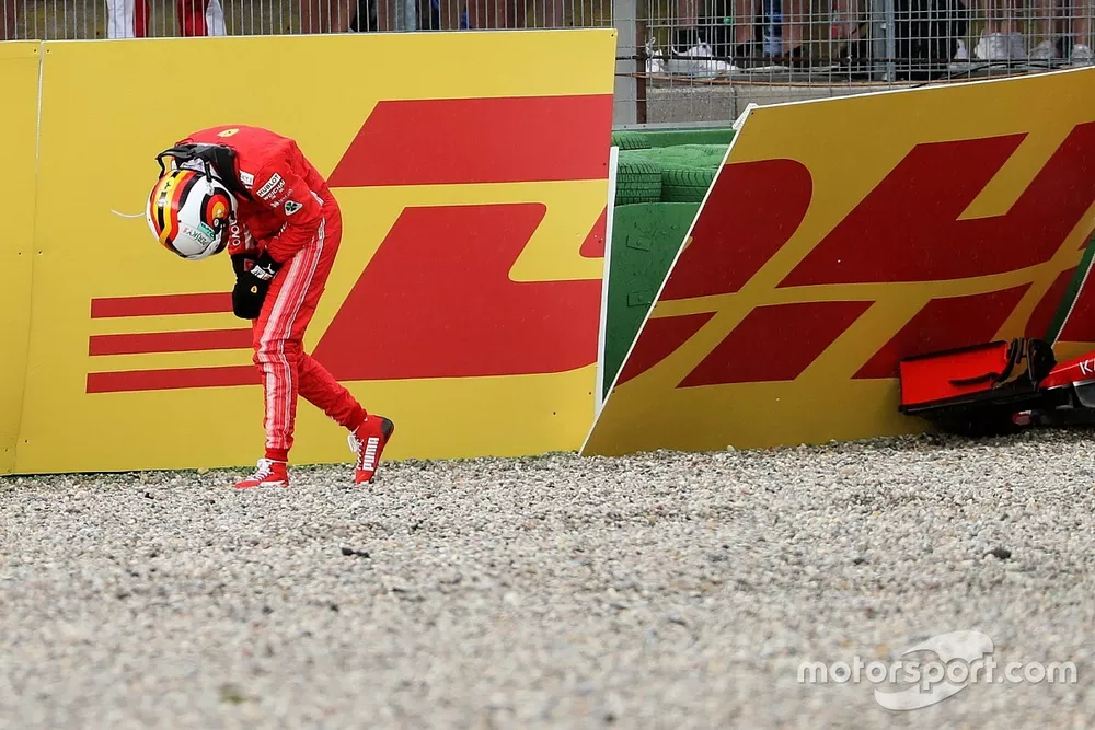 Sebastian Vettel, Ferrari SF71H se dirige al garaje despu&eacute;s de quedar fuera de la carrera