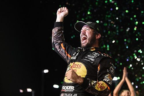 Martin Truex Jr. vence a Kyle Busch y se lleva título de la Copa