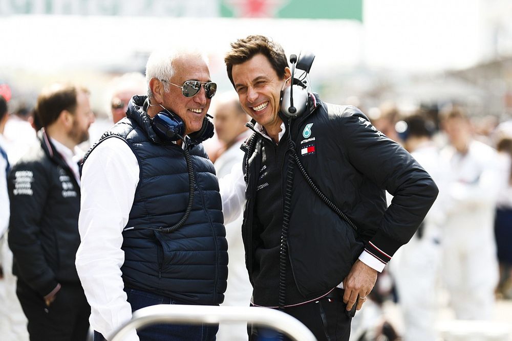 Lawrence pasea en la parrilla con Toto Wolff, director ejecutivo (negocios), Mercedes AMG