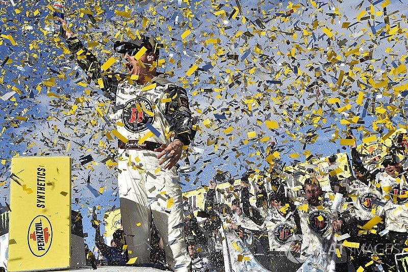 Race winner Kevin Harvick, Stewart-Haas Racing, Ford