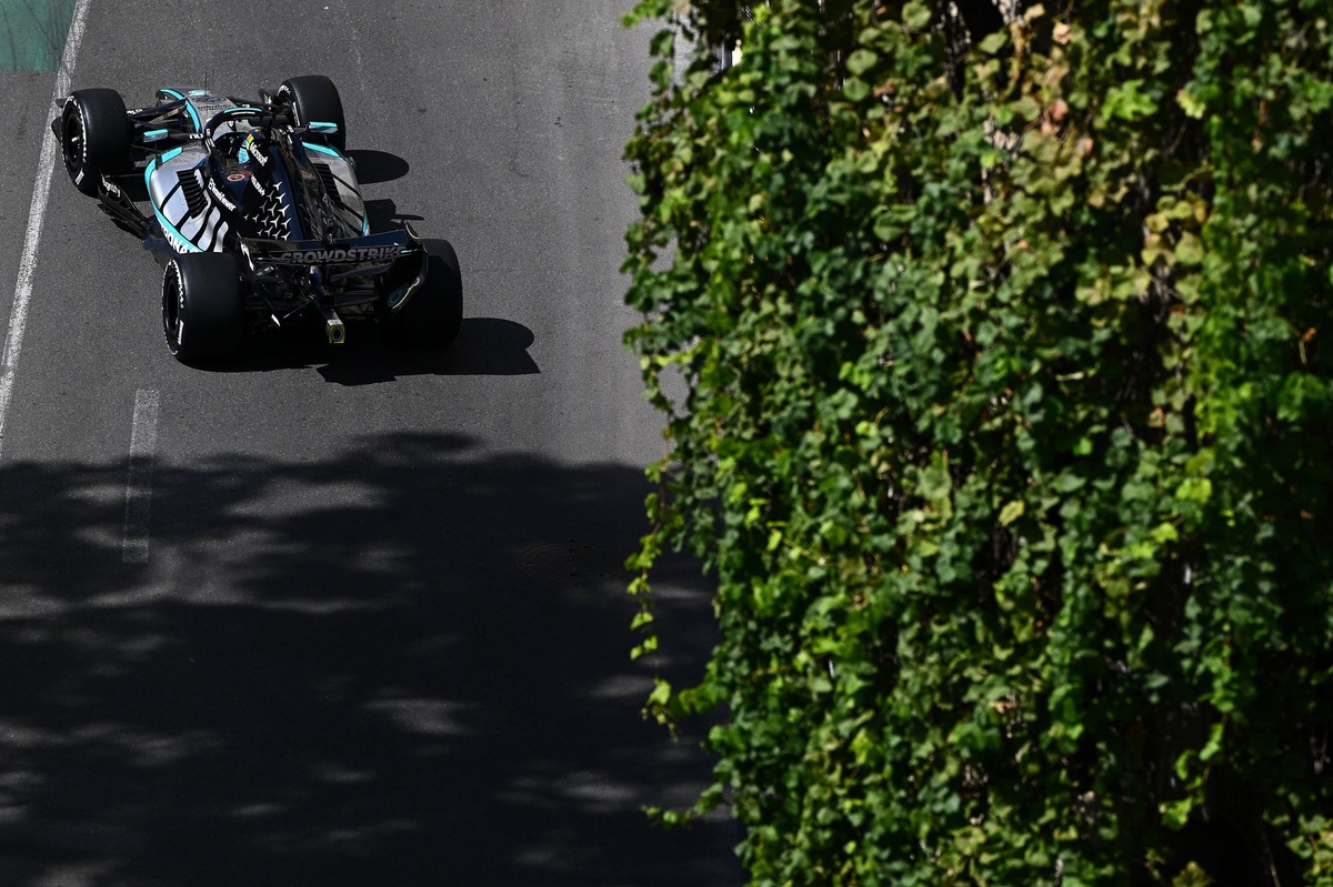Mercedes aplasta el jueves de Bakú con Russell 1º; problemas en el motor de Alonso