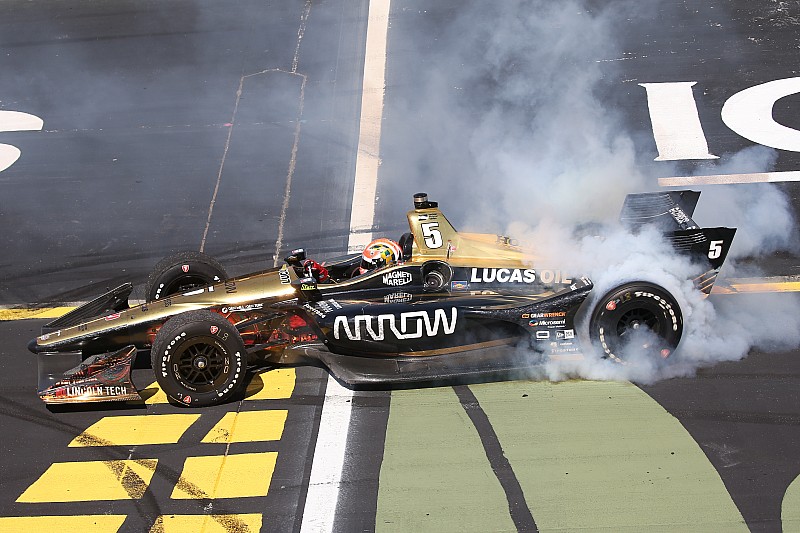 Iowa IndyCar: Hinchcliffe kazandı, Newgarden sorun yaşadı