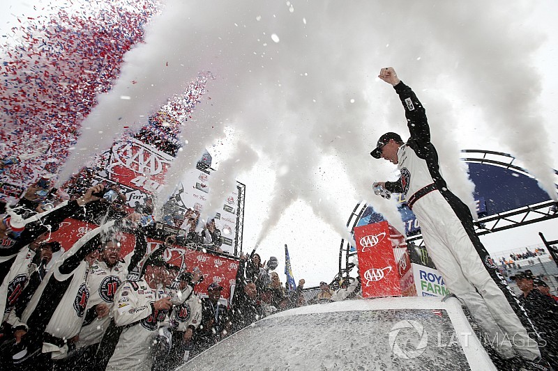 Харвик выиграл гонку NASCAR в Довере