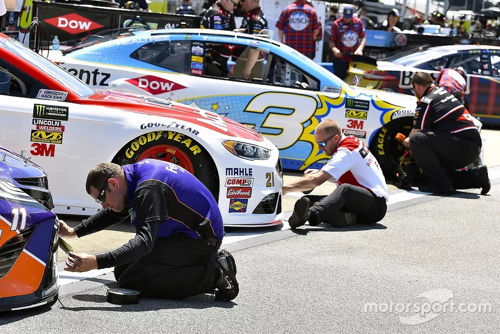 Crews tape up the cars for Qualifying. Denny Hamlin, Joe Gibbs Racing, Toyota Camry FedEx Express and Paul Menard, Wood Brothers Racing, Ford Fusion Motorcraft / Quick Lane Tire & Auto Center