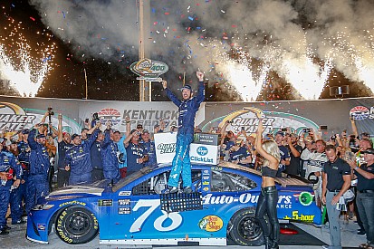 Martin Truex Jr. se lleva una inspirada victoria en el Kentucky Speedway