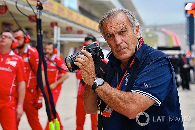 Giorgio Piola trabajando en el pit lane de F1