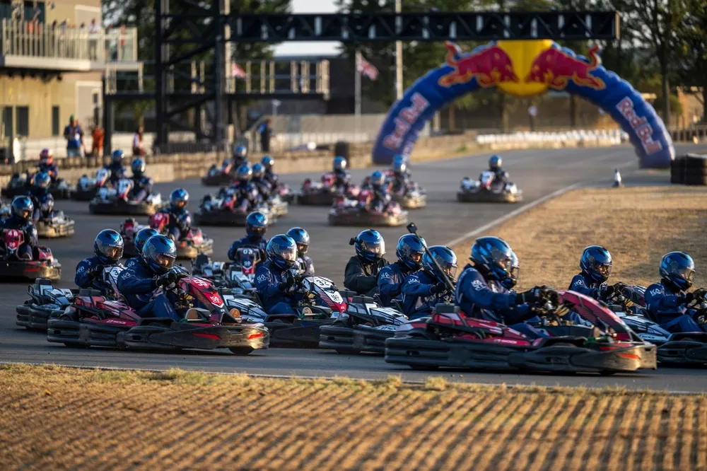 Les pr&eacute;paratifs de la course de karting Max VS 100, Red Bull