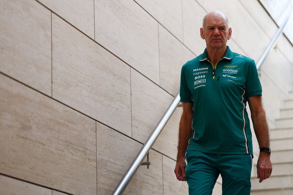 Adrian Newey, Managing Technical Partner van Aston Martin F1 loopt in de paddock