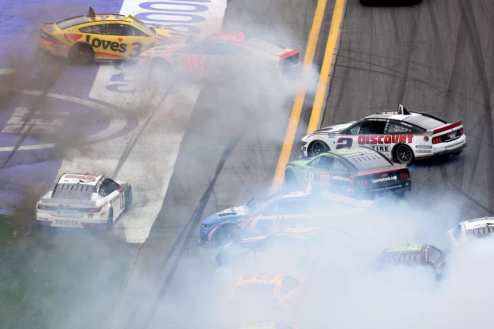 Accidente m&uacute;ltiple en las 500 Millas de Daytona