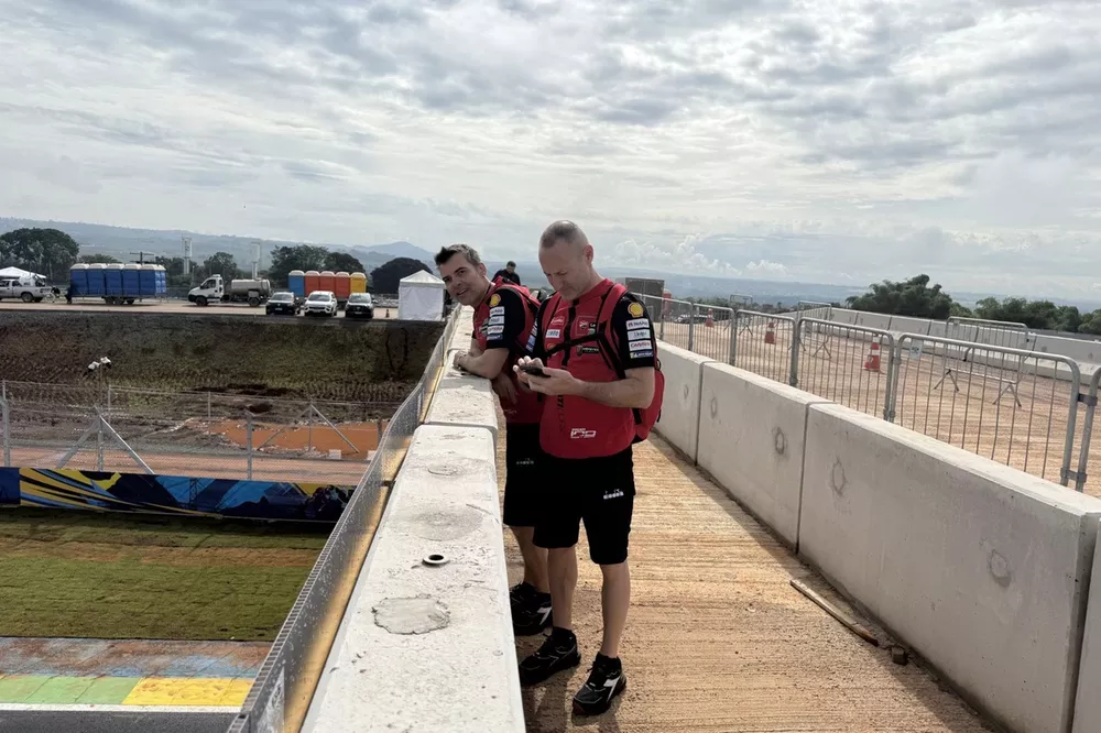 Comprobaci&oacute;n de la pista por parte de los ingenieros