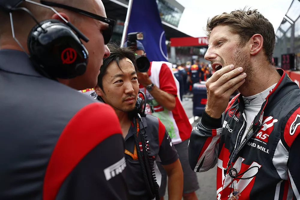 Romain Grosjean, Haas F1 Team, Ayao Komatsu, Chief Race Engineer, Haas F1 Team