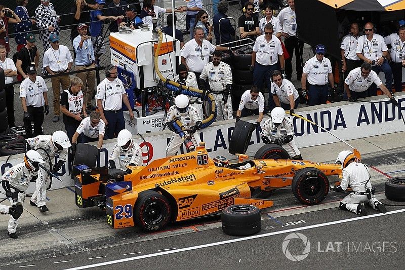 Fernando Alonso, McLaren-Honda-Andretti Honda pit stop