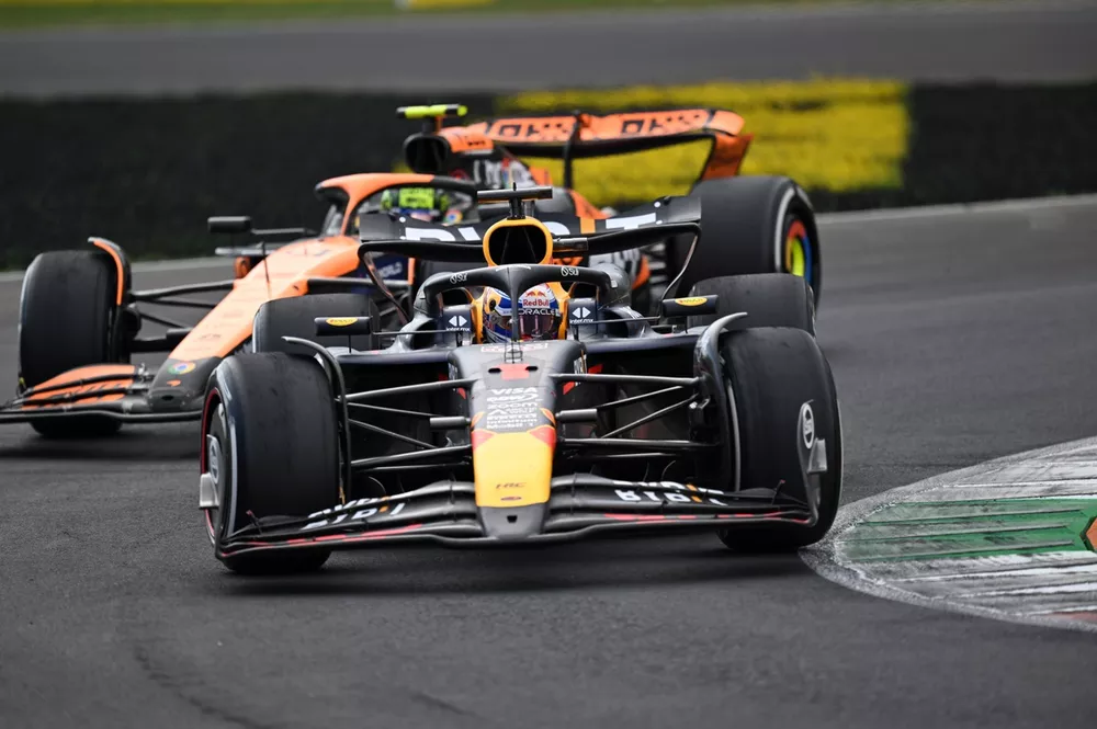 Max Verstappen, Red Bull Racing RB20 verdedigt van Lando Norris, McLaren MCL38