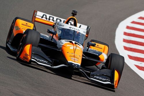 McLaren przejmuje kontrolę