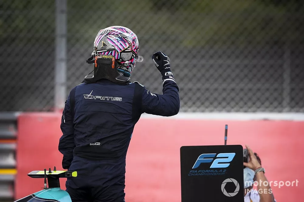 Le gagnant de la course Dan Ticktum, Dams c&eacute;l&egrave;bre dans le parc ferm&eacute;