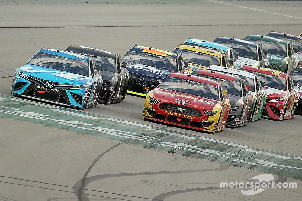 Ryan Blaney, Team Penske, Ford Mustang and Martin Truex Jr., Joe Gibbs Racing, Toyota Camry lead the field