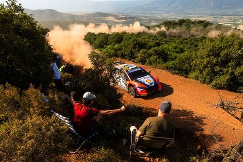 WRC Grecia: Tanak y Ogier lideran un rally que empezó con retraso