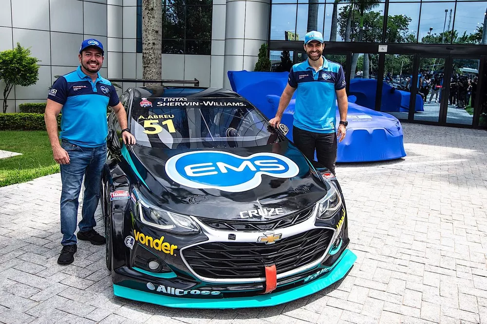 EMS Racing exibe carros de &Aacute;tila Abreu e Leo Sanchez
