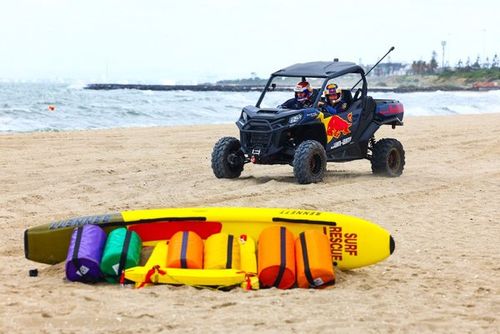 VIDEO: Checo P&eacute;rez y Verstappen vencen a Ricciardo y Tsunoda... &iexcl;en la playa!